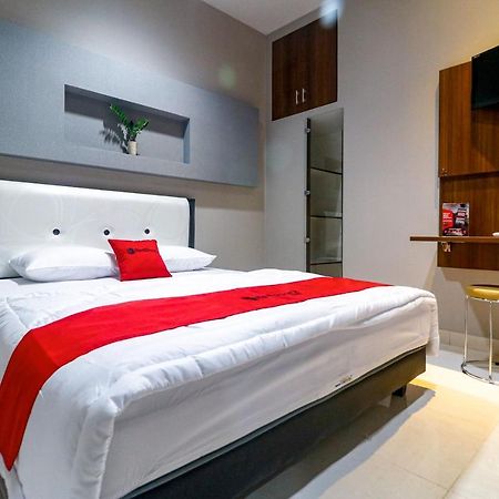 Reddoorz Near Kebon Jeruk Джакарта Экстерьер фото