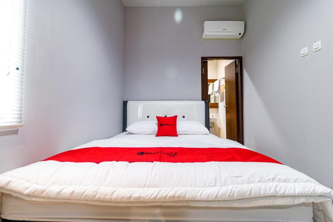 Reddoorz Near Kebon Jeruk Джакарта Экстерьер фото
